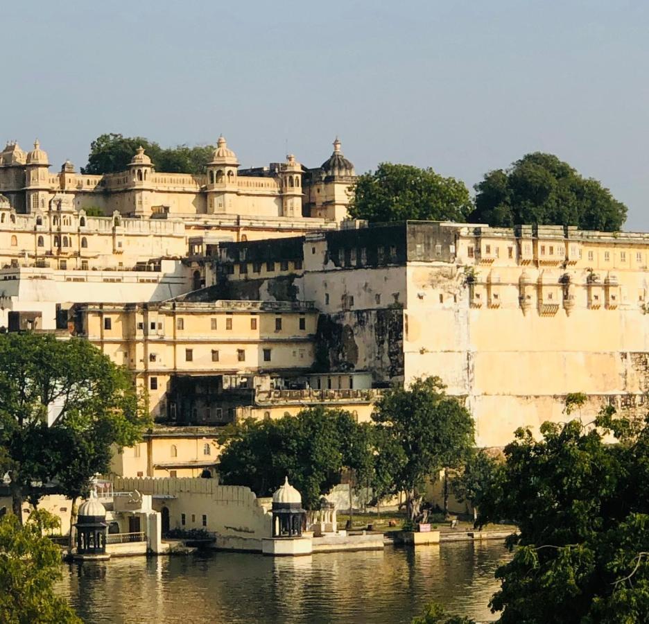 Hotel Nirvana Lakeside Udaipur Extérieur photo