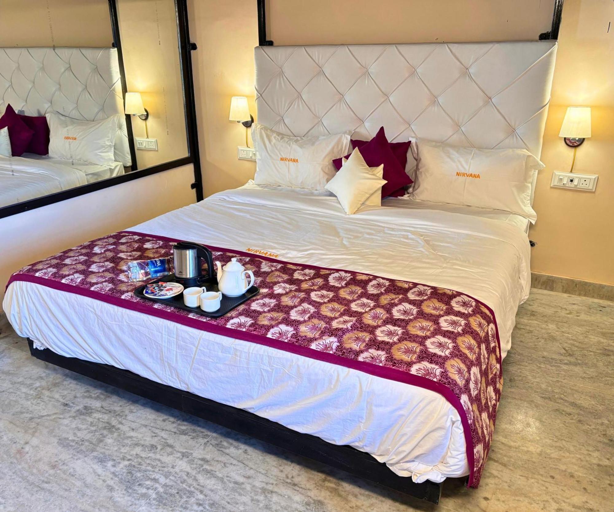 Hotel Nirvana Lakeside Udaipur Extérieur photo
